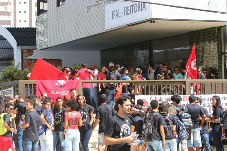 Servidores do Ifal fazem protesto em frente à Reitoria