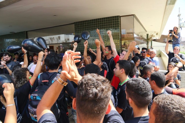 Servidores do Ifal fazem protesto em frente à Reitoria