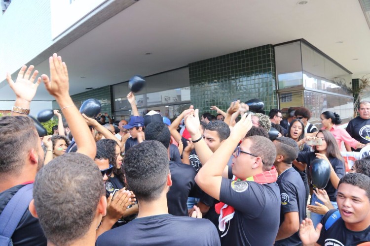 Servidores do Ifal fazem protesto em frente à Reitoria