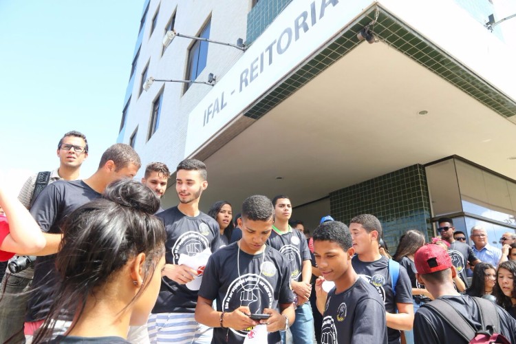 Servidores do Ifal fazem protesto em frente à Reitoria