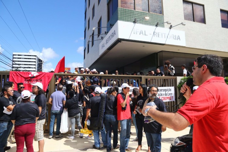 Servidores do Ifal fazem protesto em frente à Reitoria