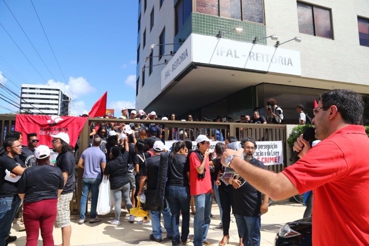 Servidores do Ifal fazem protesto em frente à Reitoria