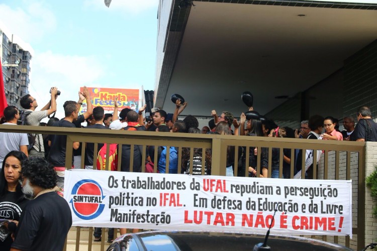 Servidores do Ifal fazem protesto em frente à Reitoria