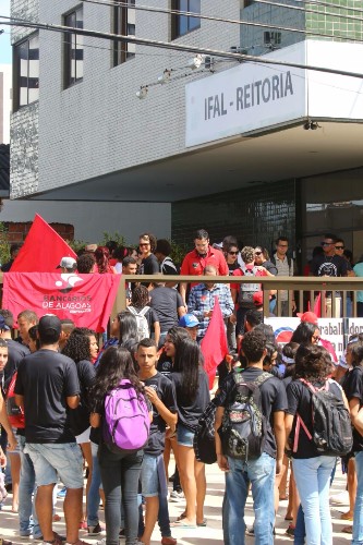 Servidores do Ifal fazem protesto em frente à Reitoria