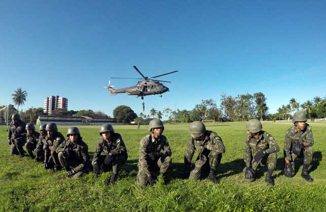 Com a 'Operação Rotores',  o 1º Batalhão de Aviação do Exército desembarcou em Alagoas