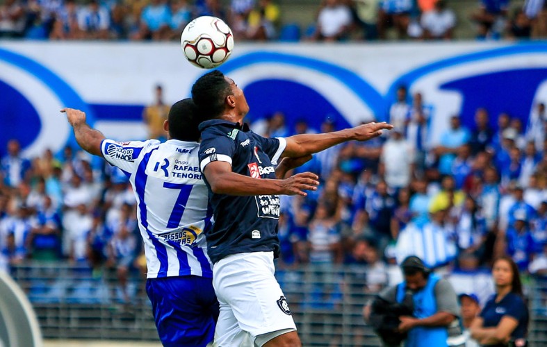 Lance da partida realizada nesta tarde, no Rei Pelé