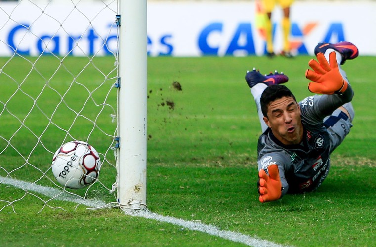 Lance da partida realizada nesta tarde, no Rei Pelé