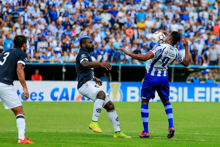 Lance da partida realizada nesta tarde, no Rei Pelé