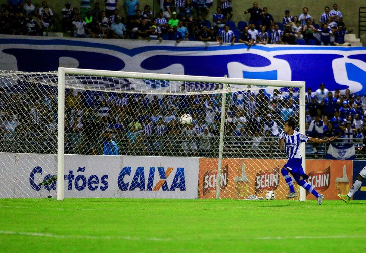 Lance da partida realizada nesta tarde, no Rei Pelé