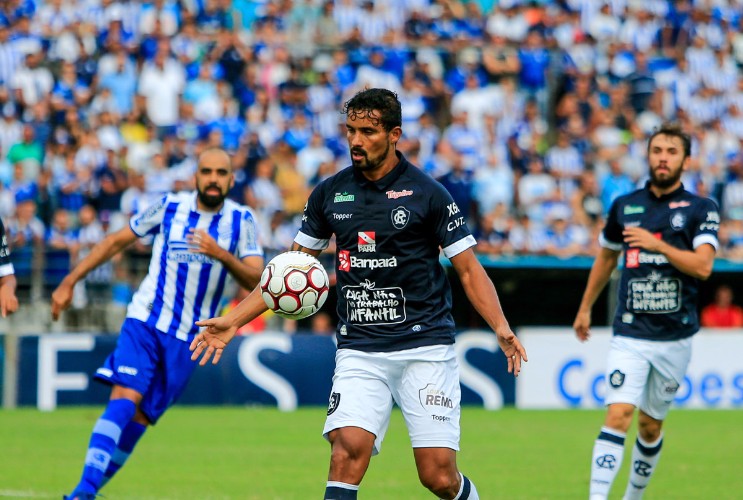 Lance da partida realizada nesta tarde, no Rei Pelé