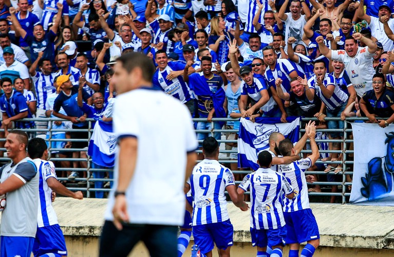 Lance da partida realizada nesta tarde, no Rei Pelé