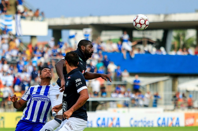 Lance da partida realizada nesta tarde, no Rei Pelé