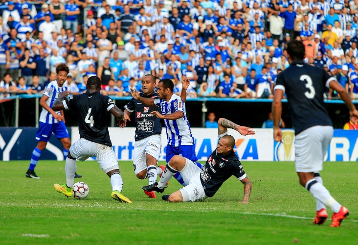 Lance da partida realizada nesta tarde, no Rei Pelé