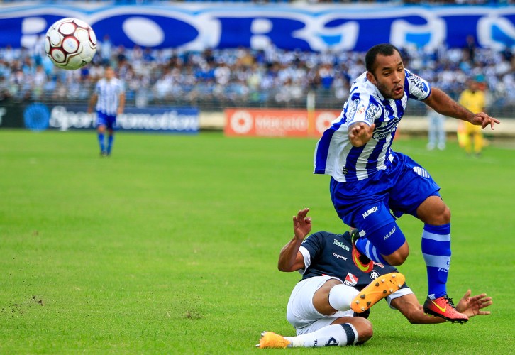 Lance da partida realizada nesta tarde, no Rei Pelé