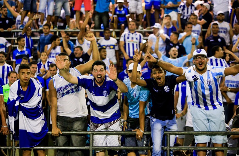 Lance da partida realizada nesta tarde, no Rei Pelé