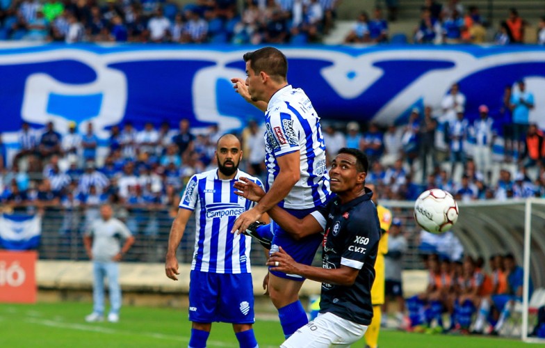 Lance da partida realizada nesta tarde, no Rei Pelé
