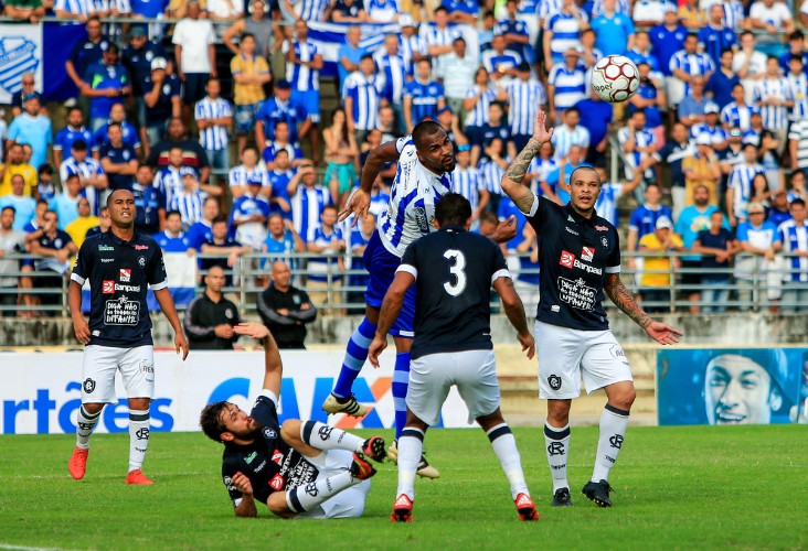 Lance da partida realizada nesta tarde, no Rei Pelé