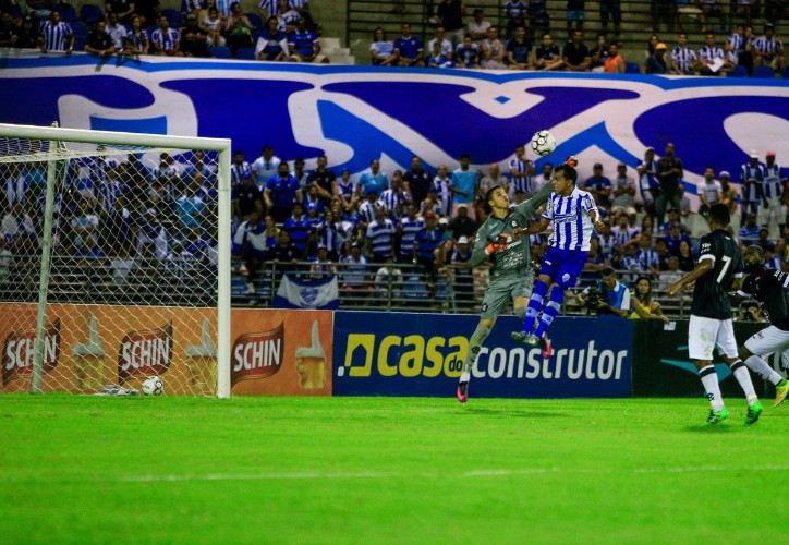 Lance da partida realizada nesta tarde, no Rei Pelé