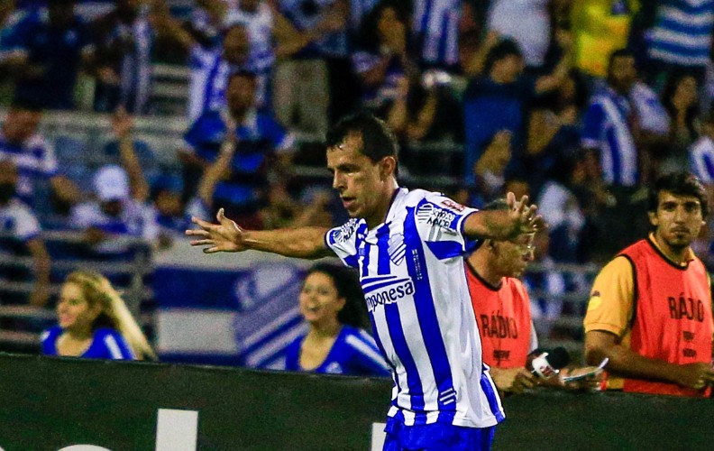 Lance da partida realizada nesta tarde, no Rei Pelé
