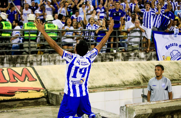Lance da partida realizada nesta tarde, no Rei Pelé