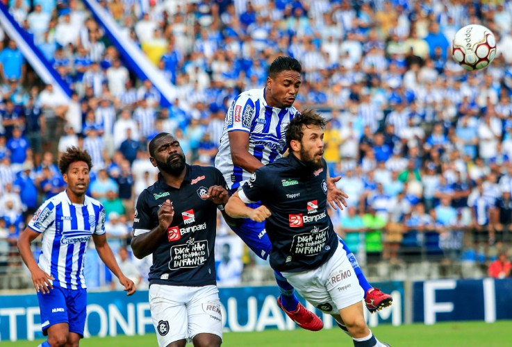 Lance da partida realizada nesta tarde, no Rei Pelé