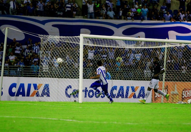 Lance da partida realizada nesta tarde, no Rei Pelé