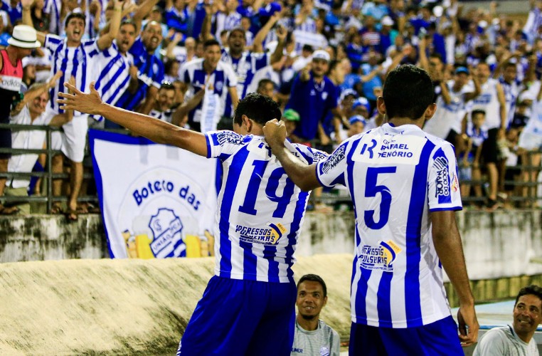 Lance da partida realizada nesta tarde, no Rei Pelé