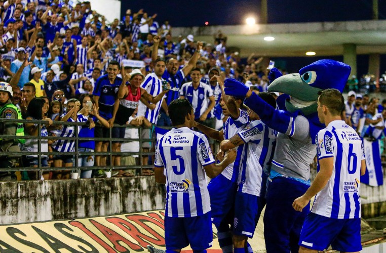 Lance da partida realizada nesta tarde, no Rei Pelé