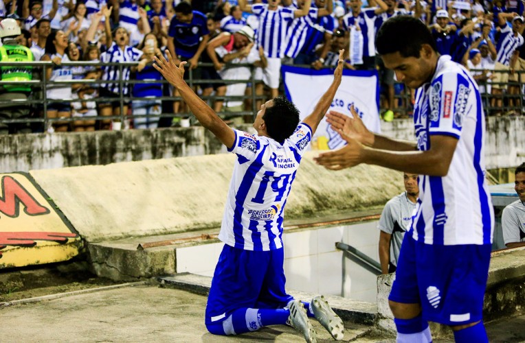 Lance da partida realizada nesta tarde, no Rei Pelé