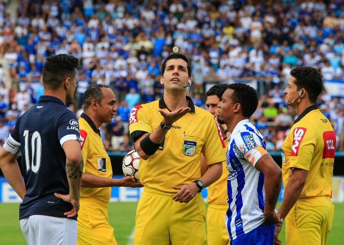 Lance da partida realizada nesta tarde, no Rei Pelé
