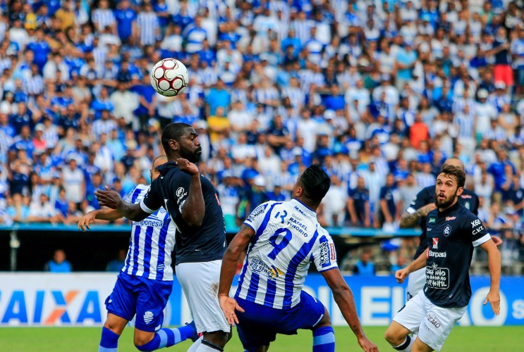 Lance da partida realizada nesta tarde, no Rei Pelé