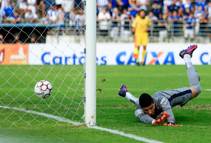 Lance da partida realizada nesta tarde, no Rei Pelé
