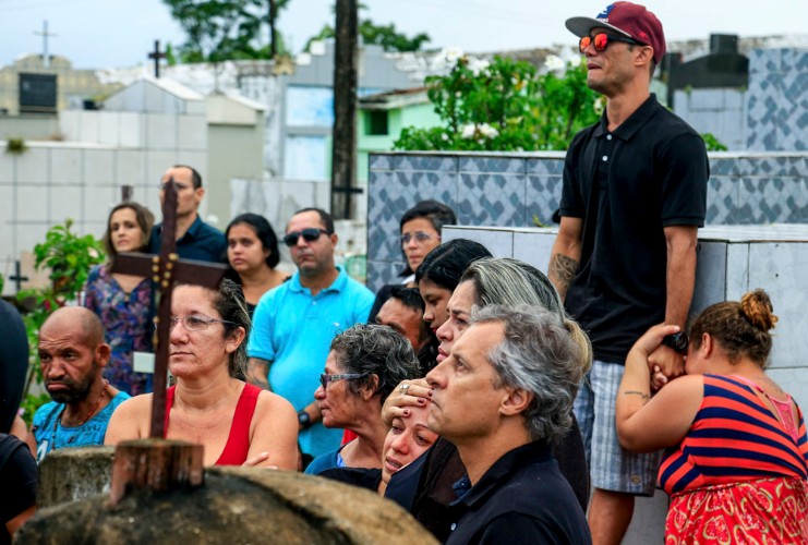 Sepultamento de jovem com suspeita de leptospirose