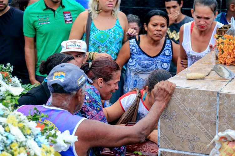 Sepultamento de jovem com suspeita de leptospirose