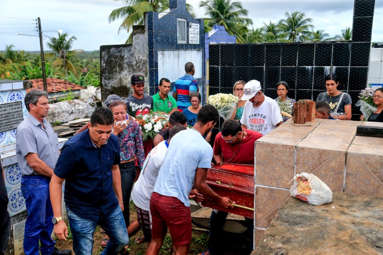 Sepultamento de jovem com suspeita de leptospirose
