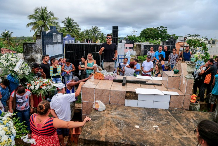Sepultamento de jovem com suspeita de leptospirose