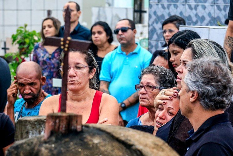 Sepultamento de jovem com suspeita de leptospirose