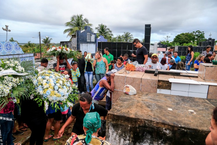 Sepultamento de jovem com suspeita de leptospirose