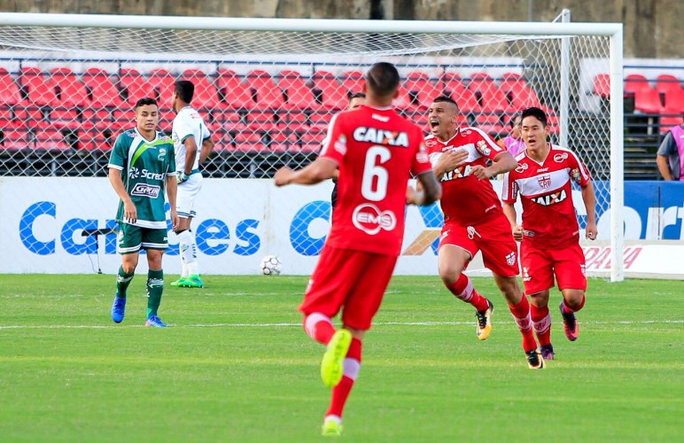 Galo tem início arrasador, marca duas vezes com Neto Baiano, mas vacila em casa