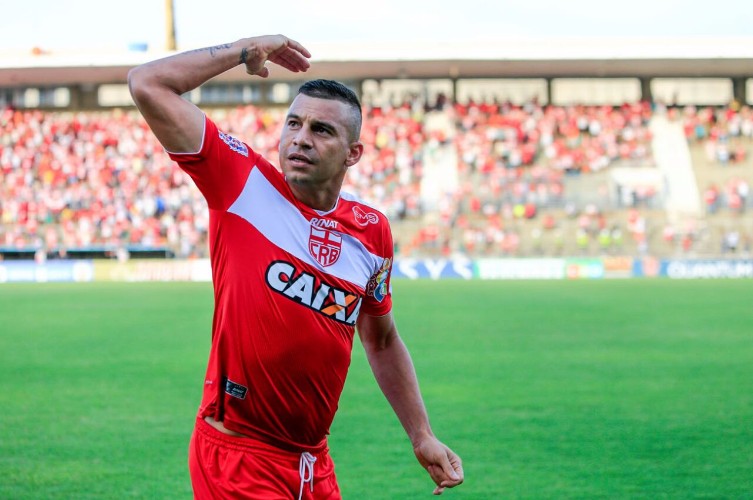 Galo tem início arrasador, marca duas vezes com Neto Baiano, mas vacila em casa