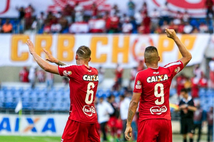 Galo tem início arrasador, marca duas vezes com Neto Baiano, mas vacila em casa