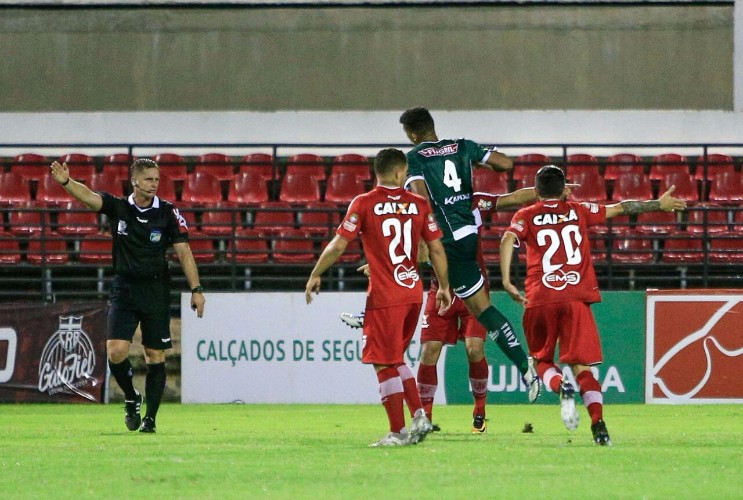 Galo tem início arrasador, marca duas vezes com Neto Baiano, mas vacila em casa