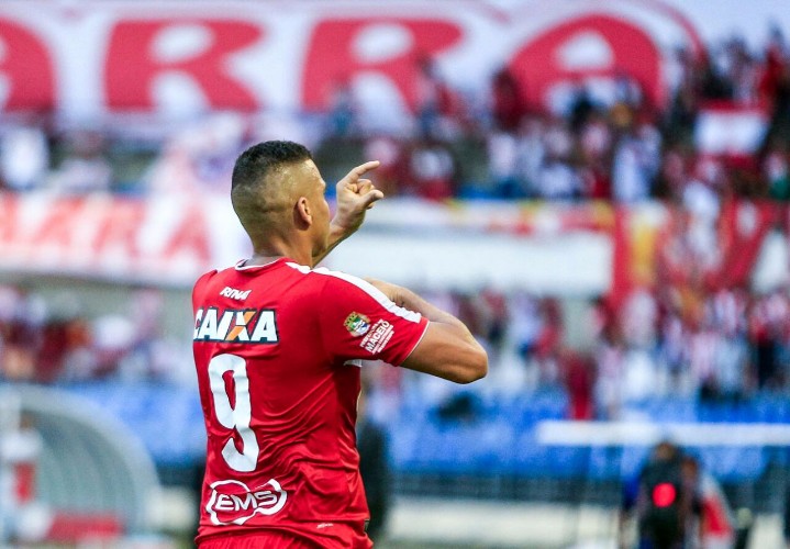 Galo tem início arrasador, marca duas vezes com Neto Baiano, mas vacila em casa