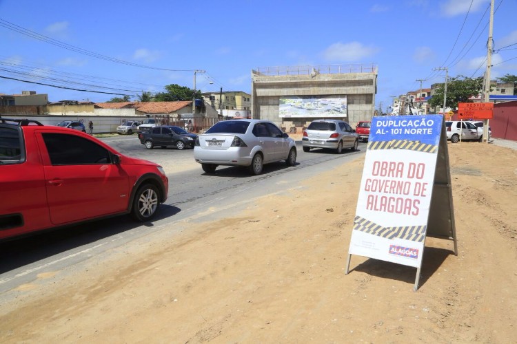 Obras na AL-101 Norte dá  continuidade da construção das galerias celulares no local

