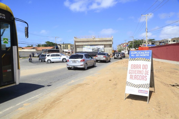 Obras na AL-101 Norte dá  continuidade da construção das galerias celulares no local

