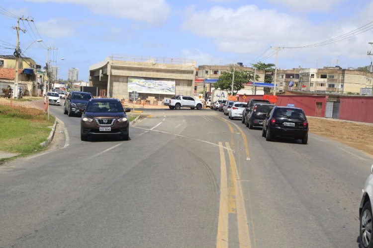 Obras na AL-101 Norte dá  continuidade da construção das galerias celulares no local

