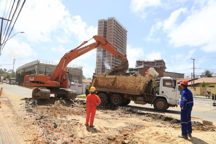 Obras na AL-101 Norte dá  continuidade da construção das galerias celulares no local

