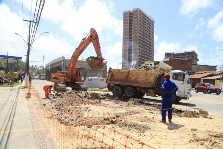 Obras na AL-101 Norte dá  continuidade da construção das galerias celulares no local

