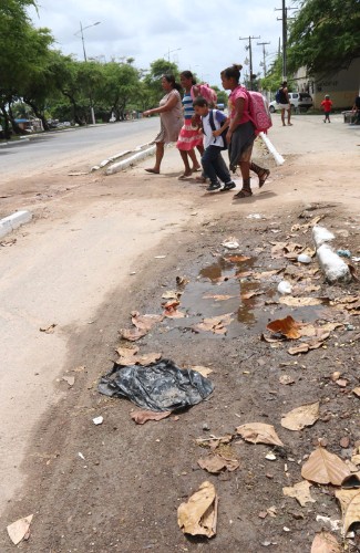Barracos invadem a Avenida Senador Rui Palmeira, principal via da região