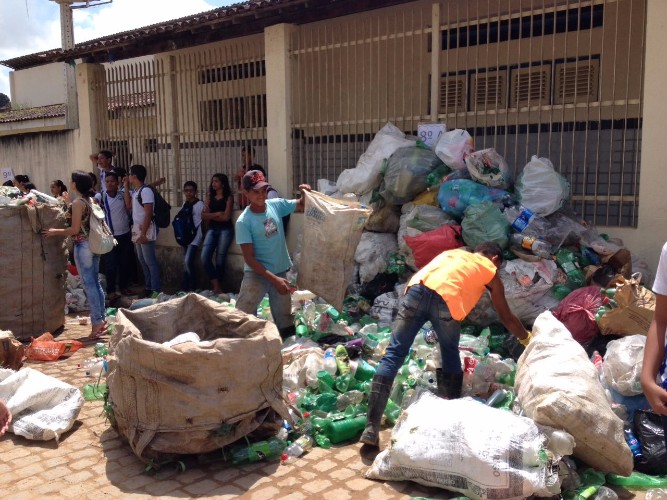 Comunidade acadêmica se envolveu no recolhimento e pesagem do material